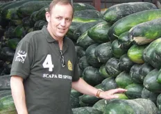 Jan Bakker keurt de pompoenen, Winter Melons genaamt in China.
