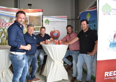 Bert Klein en Jan Morren van Fruitboomkwekerij Morren met Mark Vernooij, Jacco Bos en Matthias Timmer van FruitMasters, zij waren vandaag incognito