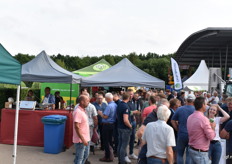 Volle bak bij de hamburgertent van CAF en de ijswagen van Alliance