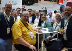 Luk Hofkens van Seafrigo, Alain Tulpin van Tulpin Group, Laureano Marvez van Ninatrans NV, Peter Schrama van Flowerwings, Sam Quintelier  van Brussels Airport, Benny Smets van Ninatrans, Ayse Akkar van DSV POerishables en Nathalie Vanacker van Tulpin Group.