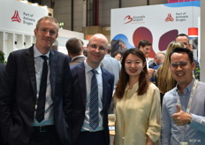 Marc Evrard, Thomas Simillion BFV-Tokyo, Sas Jiang en Tai Seng Yee van Zenxin Organic dat peren verkoopt onder het label Super Belgium.