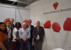 Nichole Pantophlet, Cagan Serim, Nico de Groot, Mercy Gelens, Geert de Weert, Hubert Gadret en Bertus Meijer van Advanced Berry Breeding. Veredelen van frambozenplanten en bekend van de rassen Kwanza, Sarafina, Shani en Rafiki. Voor de nieuwe rassen ABB 135, ABB 136 en ABB 132 worden nog nieuwe namen bedacht. Er is een prijsvraag uitgeschreven voor de origineelste namen. Iedereen mag meedoen via: https://bit.ly/3ROYwKr (sluiting 30 oktober)