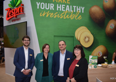 Het Zespri-team met Christophe Janke, Nele Moorthamers, Antonis Monietis en Linda Hills. Het verkoopprogramma vanuit het noordelijk halfrond is net gestart. Zespri verwacht ongeveer 29 miljoen trays, of iets meer dan 100.000 ton kiwi's, te verkopen vanuit de boomgaarden in Frankrijk, Italië, Griekenland, Korea en Japan.