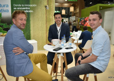 Michiel Bontenbal en Peter Kraaijeveld van Chainn op bezoek bij Lotfi Bani (midden) in de Syngenta-stand