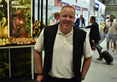 Lennart Middelburg is weer terug in Poeldijk. Hij werkt als commercieel manager voor het Hollandse in- en verkoopkantoor van Eporifrutas. Dit bedrijf in Portugal van de drie Nederlandse broers Maikel, Bjorn en Gerardus Brands heeft zowel eigen teelt, import export en een eigen transporttak 