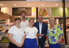 Initiatiefnemers van het Belgisch paviljoen VLAM. Het Belgisch product was weer mooi om het café van de Belgen geplaatst. Hier Nele Van Avermaet, Christophe Vermeulen, Katrien De Nul, Luc Vanoirbeek en Betty Slingers.