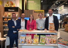 4  man en 1 vrouw sterk op de stand van Warnez Potatoes vlnr Kurt De Nys (CEO), Christophe De Loore (Sales), Ellie Neerinck (Teelt), Stijn De Pourcq (Teelt)en Jurgen Duthoo (Export), volgens Jurgen is er opnieuw optimisme op de export aardappelmarkt, wat goed is na de eerder negatieve berichten over een gebrek aan kwalitatieve aardappelen op de markt