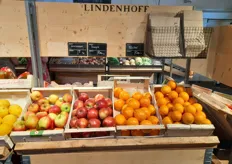 appelen en sinaasappelen in houten fruitkistjes