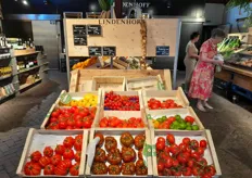 Diverse soorten tomaten,ook in de houten kistejs