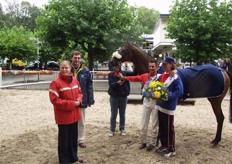 Elsbeth (Verdi Import) overhandigde bloemen aan de winnaars. Achter haar FreshWorld voorzitter Mark Verweij