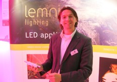 Jeroen van Velzen van Lemnis Lighting. Hun verlichting is 1,0 mmol p/watt, heeft dezelfde efficiency als een natriumlamp en 50% minder energiegebruik.