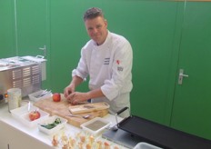 Guus Vredenburg leeft zich culinair uit in de stand van Koppert Biological Systems