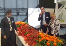 Auke Heins, Jack Stroeken en Annemarie Heijmans van AGFPN poseren bij de trots van de Nederlandse voedingstuinbouw