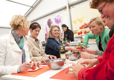 In het GroentenFruit Paviljoen is veel belangstelling voor alle nieuws op het gebied van groenten en fruit. Binnen korte tijd na de opening ontstond er al filevorming voor het GroentenFruit Paviljoen. Het bezoekersaantal vandaag is nog groter dan gisteren.