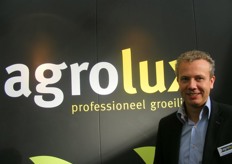 Nico van der Houwen van Agrolux voor het nieuwe logo. Hij is heel tevreden; de acceptatiegrens neemt in Nederland toe voor producten van Agrolux.