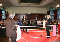 Wim Tacken (FrugiVenta) en Theo Tijssen (DPA) beten de spit af in de boksring tijdens het AGF-Debat 2010. De voorzitters blikten terug op 2009 en keken vooruit naar het nieuwe jaar.