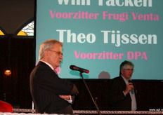 Theo Tijsen met op de achtergrond presentator Felix Meurders