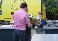 Alex overhandigd bloemen aan Margriet van Westreenen