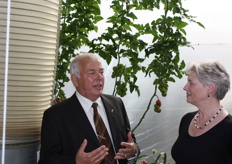 Aad Jonker en demissionair van der Hoeven in de tomatenkas