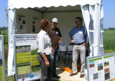 Sjef Staps, Sander Bernaerts en geert-Jan van der Burgt in de stand van het Louis Bolk instituut en DLV Plant