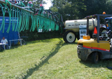 8m3 verspreider van Andre Capelle uit Nagele, werkbreedte27 mtr.Inzetbaar in alle gewassen