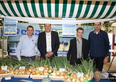 "Delta Seeds Holland presenteerde haar Rijnsburger type dat momenteel volop in de verkoop is."Het is een kilogever, die weinig stikstof nodig heeft", zegt John van den Berge (2e van links), hier op de foto met Leon Steketee, Adriaan Dek en Johan van den Berge."