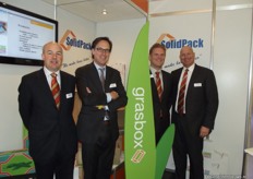 Enrique Illa, Mark Breugelmans, Maarten Wolsing en Mark Ligtenbarg van Solidpack. Volgend jaar kunnen ze verpakkingen aanbieden waarin gras verwerkt is.