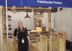 Melissa Panuis van Pallethandel Panhuis was ook aanwezig met een originele aankleding van de stand. Ze leren van elke beurs en wilde deze keer ook de mogelijkheid hebben om bezoekers uit te nodigen voor een drankje.