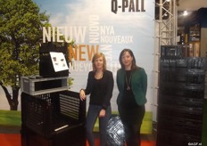 Ellen van Boxpall en Sabine Q-pall samen op de stand van Q-pall. Door samen te werken kunnen ze meer bieden aan de klanten.