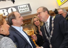 Tijd voor de felicitaties. Burgemeester van der Velden vertelde blij te zijn met de nieuwe Jumbo Foodmarkt, waar zo'n 400 mensen aan het werk kunnen.