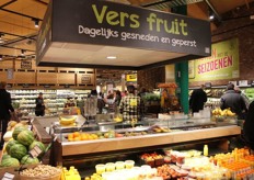 in de winkel worden fruitsalades en -sappen dagelijks vers gemaakt