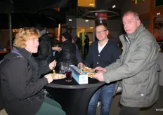 Gerda (links) en Wim Kwakkel (rechts) van Kwakkel's Groente & Fruithandel uit Oosterwolde met collega Marco Rijsdijk van De Echte Groenteman Rijsdijk uit Klazienaveen