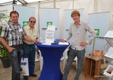 Wim Hopmans en Tanco Padmos van Vereinigte Hagel. Tussenin een belangstellende van de uiendag