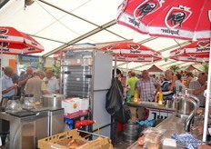 Gezellige drukte aan de bar midden in de tent