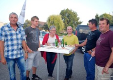 Uit Reichenau kwam een groep Duitse tomatentelers de Demokas bekijken. Die was interessant en ook de barbecue beviel ze goed!