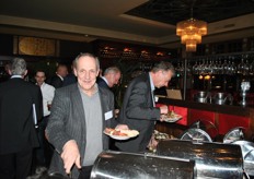 Gerrit van Gelder begint aan het lopende buffet