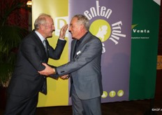 Innige felicitatie tussen voorzitters Kees Wantenaar (DPA) en Cees den Hollander (Frugi Venta)