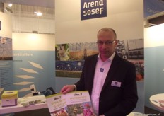 Peter Janssen of Arend-Sosef with the brochure about Nutrimite. Nutrimite, a new pollen that will take care for a growing population of mites.