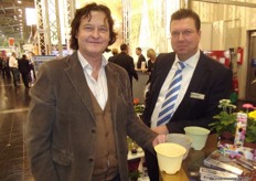 Lieven Gunst of BioPacks and Fred van Veldhoven of Benfried. Benfried distributes the Ecodegrade voor BioPacks. The Ecodegrade is a pot that will be compost within 4 weeks when it is planted.