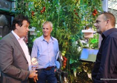 Kouwenhoven (Metazet Formflex) talks about Futagrow with pepper growers Patrick Grootscholten and Daaf Steentjes (Kwekerij de Wieringermeer)