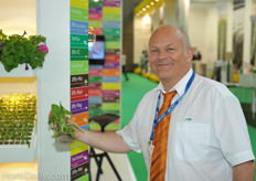 Anno Hermes of Jiffy showing a Petunia in a growblock; last year 80 million of petunias were grown on these 100 % cocos Growblocks in the UK.