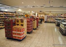 Brede gangpaden in de supermarkt van 3700 m2.