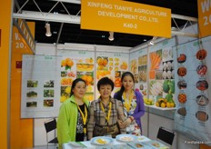 Li Shang en haar team van Xinfeng Tianye Agriculture Development