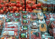 Enorm veel specialties in de schappen. Nederlandse cherrytomaten, biologische cherrytomaten van DelCabo, de MeliMelo mixverpakking van Saveol, Les Romanella's van Saveol, Britse tomaten onder Waitrose-label, de gele en rode Tomberry van Eminent en ga maar door.