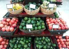 Mexicaanse Hass avocado's (8,50/kg), Thaise custard-appels voor 8,30/kg, Braziliaanse papaya's voor 5,90/kg en granaatappelen voor 5,15/kg