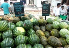 Nog een korte impressie van de fruit-afdeling. Pitloze watermeloenen uit Brazilië, 2,95/kg. Braziliaanse Piel de Sapo-meloen voor 3,80/kg