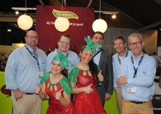 Het team zachtfruit van The Greenery met de aardbeiendames in het midden.