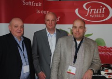 Wout van Es, Antoine Heijkoop en Ivo Janssen van Fruit World Breda. 2014 is goed afgesloten. De verwachting voor 2015 is dat het iets gaat uitbreiden in het glasareaal en dat er een toenemende groei is in consumptie van zachtfruit.