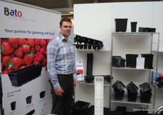 Edwin van Dorst van Bato plastics. Staan met 2 nieuwe aardbeientrays 1 van 12 gaats en 1 van 18 gaats en met hun nieuwe vierkante pot 7 liter.