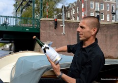 Luc Beirinckx was één van de gelukkigen die de champagne mocht sabreren. Om dit goed te kunnen doen, moet de champagne goed gekoeld zijn. Met goed gekoeld, wordt een graad of 6 Celsius bedoeld. Het zilverfolie wordt van de hals van de fles gehaald. De zwakke plek van de fles is de gietnaad. De gietnaad is waar de twee helften van de gietmal bij elkaar komen toen de fles gemaakt werd. Het champagnesabel moet net langs de gietnaad glijden en … Plop.